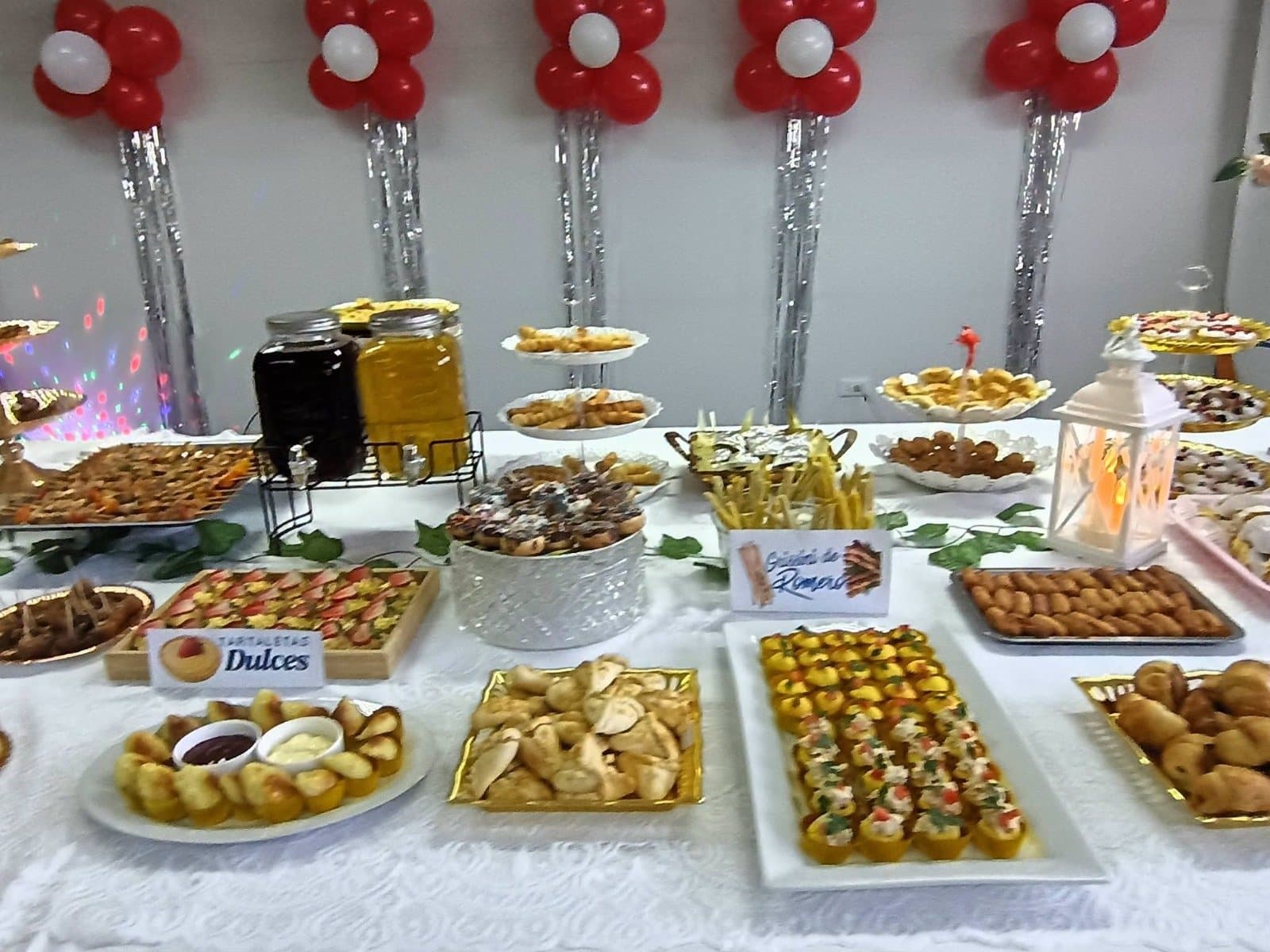 Mesa de catering con jugos, tartaletas y empanaditas