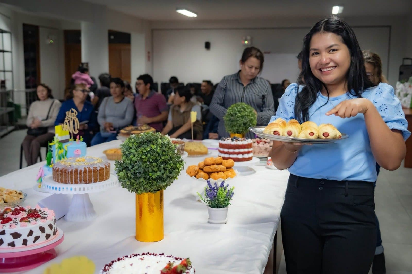 Participante mostrando los bocaditos que preparó