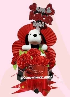 Arreglo con rosas rojas y peluche de Compartiendo Amor